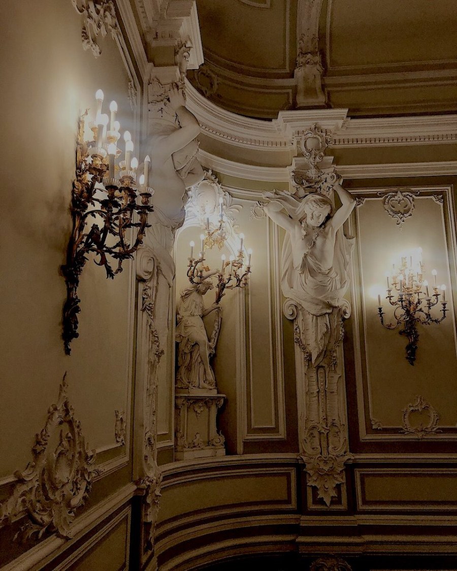 Статуя в стиле Барокко в интерьере