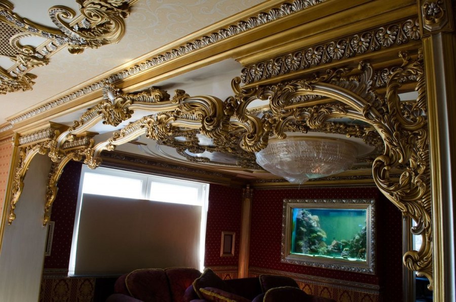 Деревянный потолок в квартире в стиле Барокко