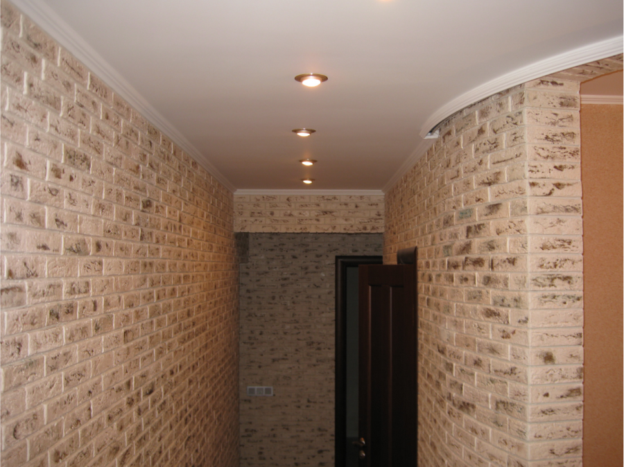 Декоративный камень и натяжной потолок
