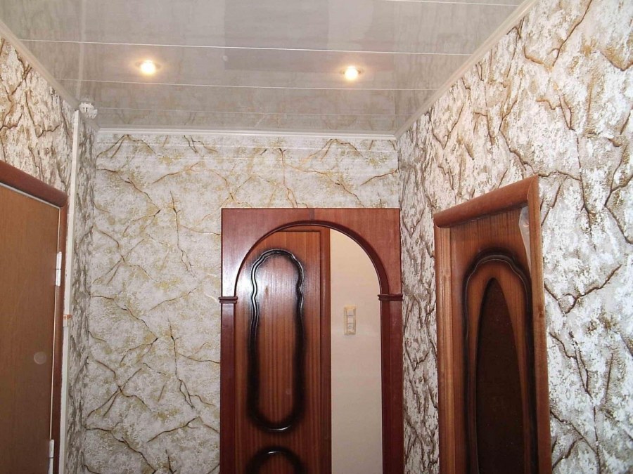 Отделка стен коридора в квартире пластиком