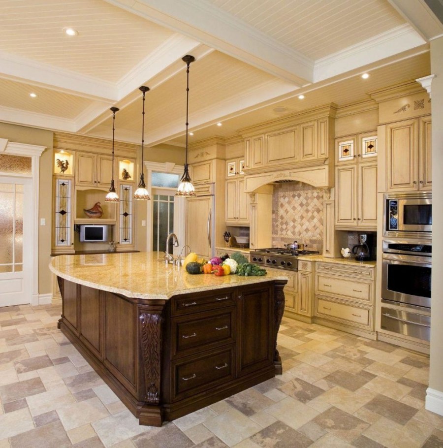 Просторная кухня в частном доме