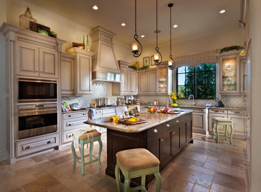 Красивая уютная кухня