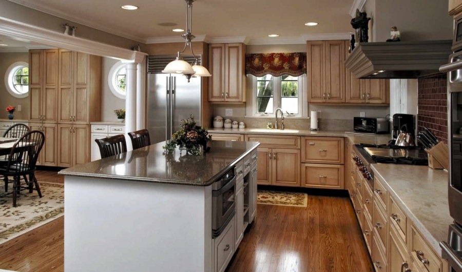 Интерьер кухни в большом доме