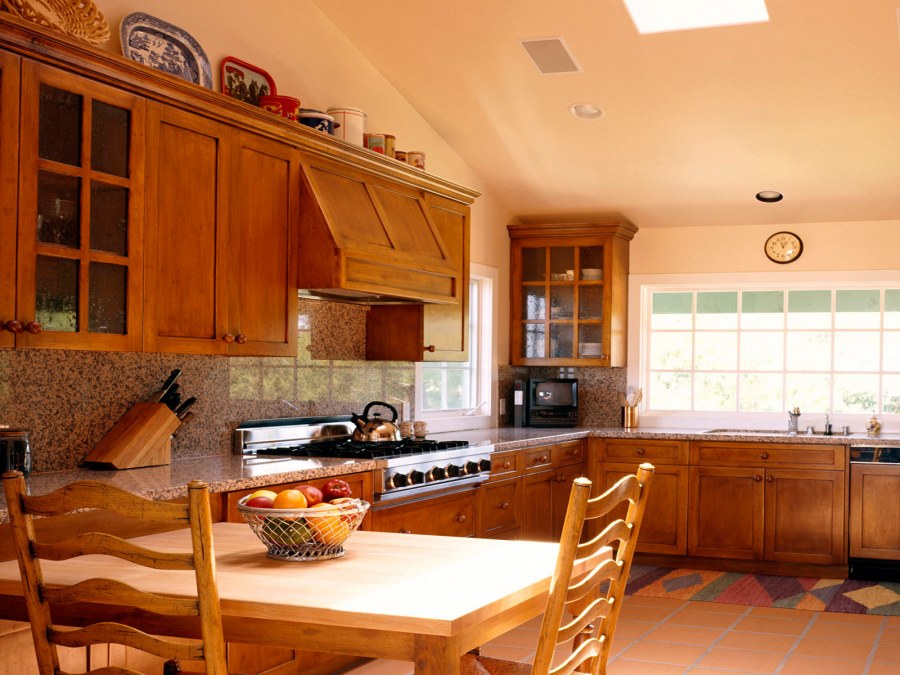 Просторная кухня в частном доме