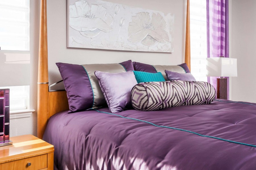 Кровать с фиолетовыми подушками