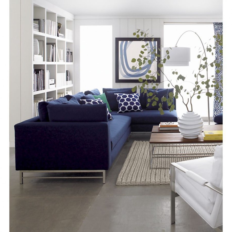 светлая гостиная с синим диваном