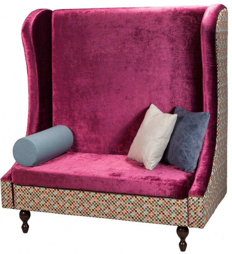 Диван с высокой спинкой