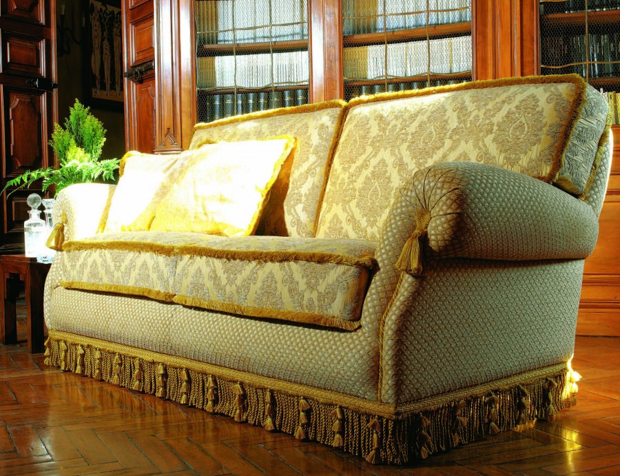 Классический диван с мягкими подушками