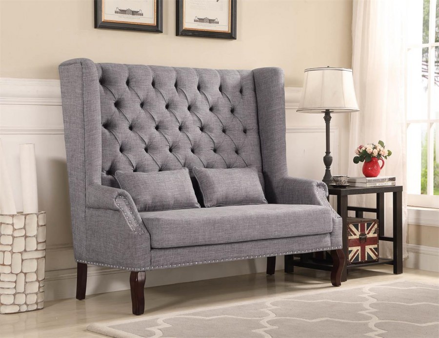 Диван с высокой спинкой