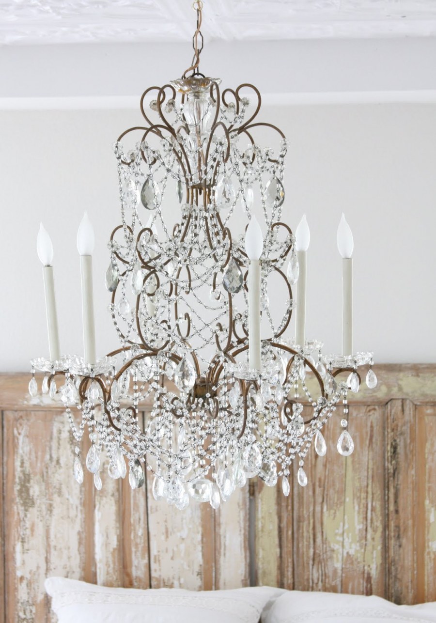 Хрустальная люстра в интерьере шебби Шик