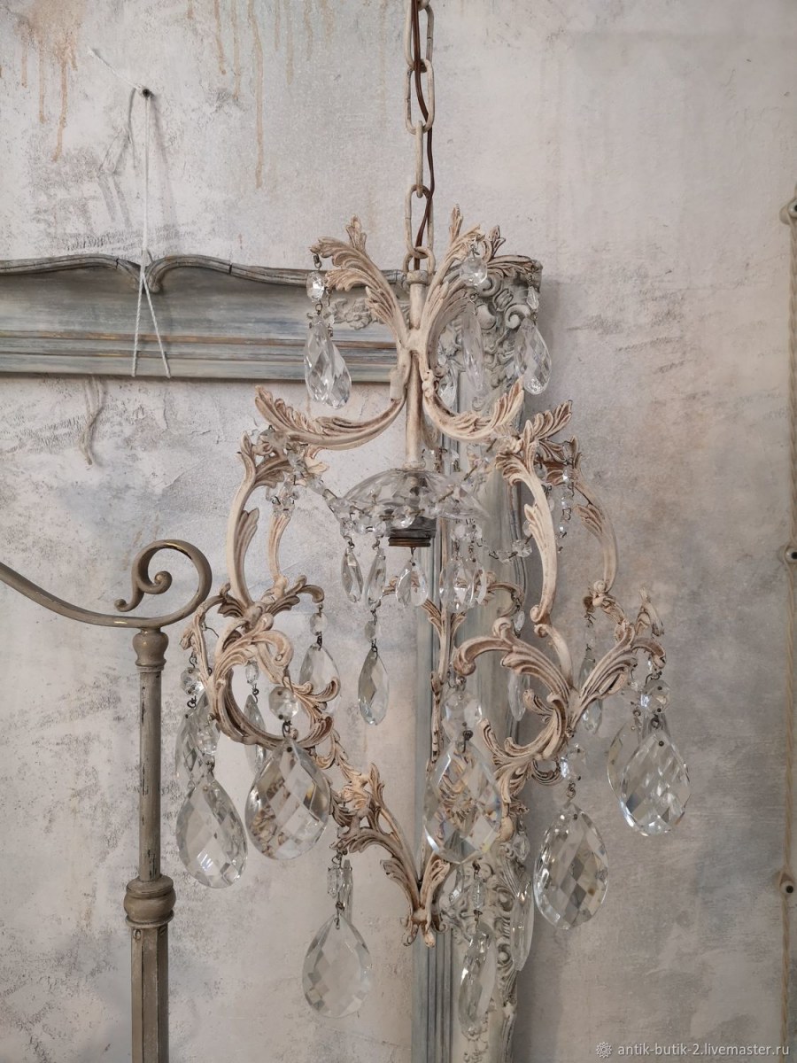 Хрустальная люстра в интерьере шебби Шик