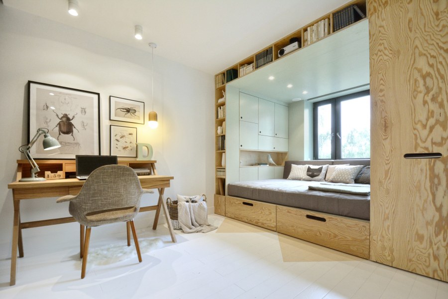 Кровать на подиуме в интерьере