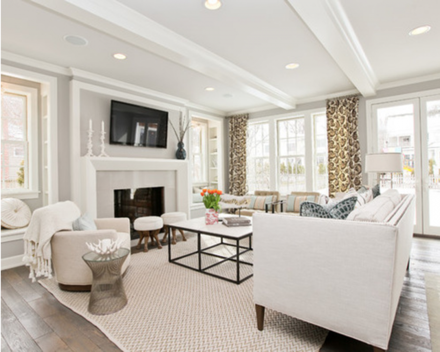 Гостиная в загородном доме в светлых тонах