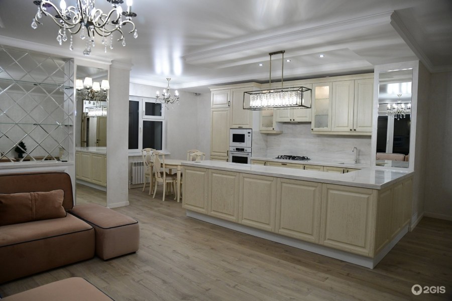 Описание кухни айвари у кухонного двора