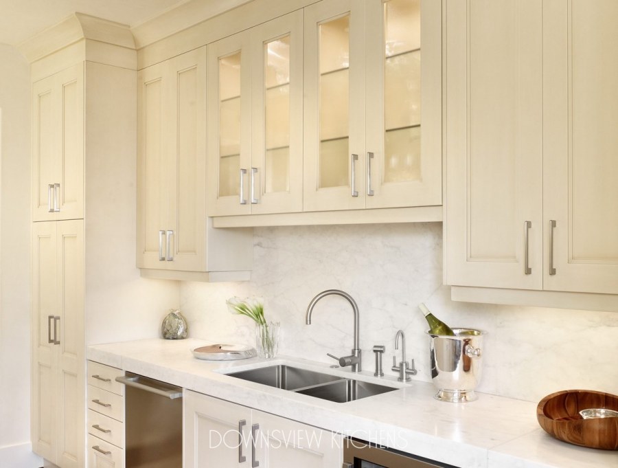 Кухня Катарина кухонный двор с золотой патиной