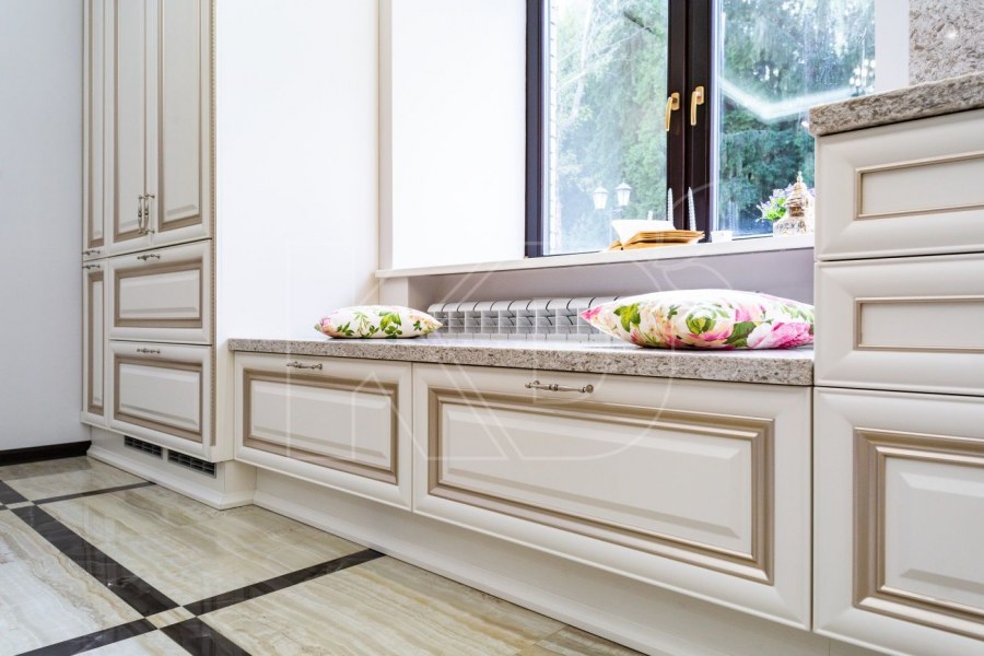 Кухня слоновая кость с деревянной столешницей