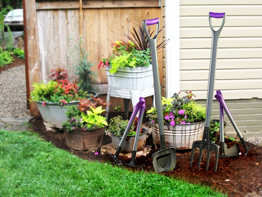 Клумбы в горшках на даче