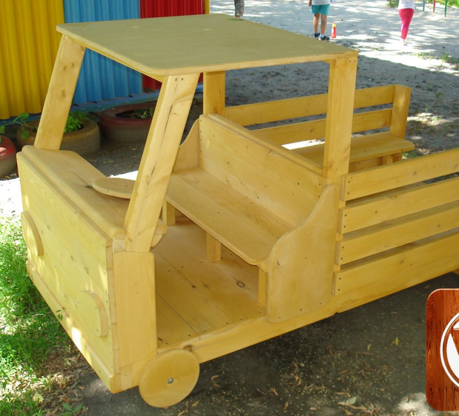 Машинка из дерева для детской площадки