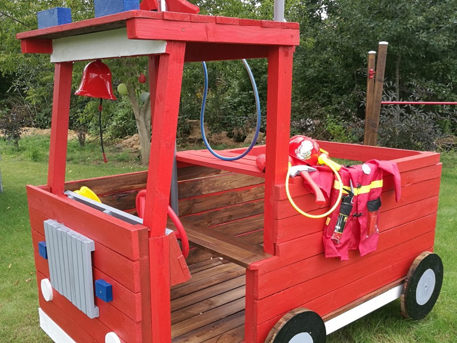 Деревянная машина на детскую площадку