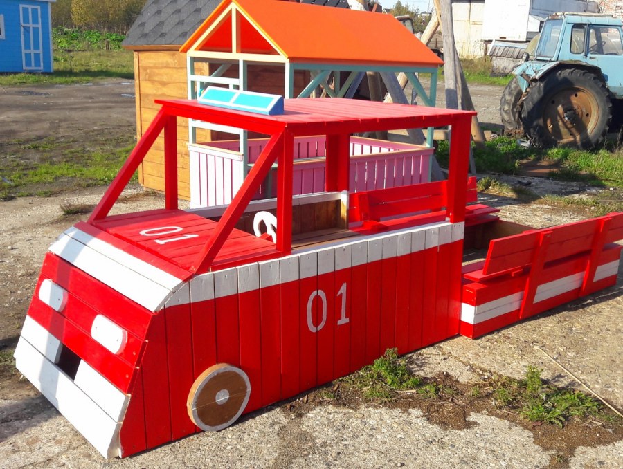 Деревянная машина для детской площадки
