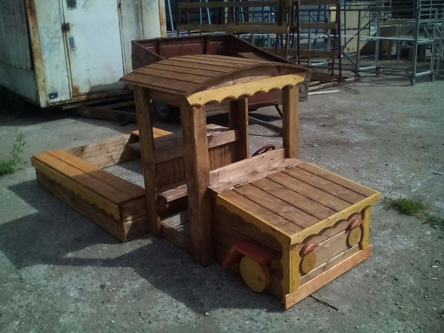 Деревянная машина на детскую площадку