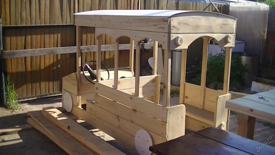 Машинки из дерева на детскую площадку