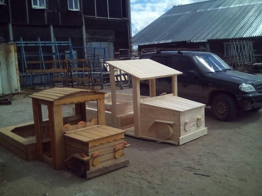Деревянный трактор на детскую площадку