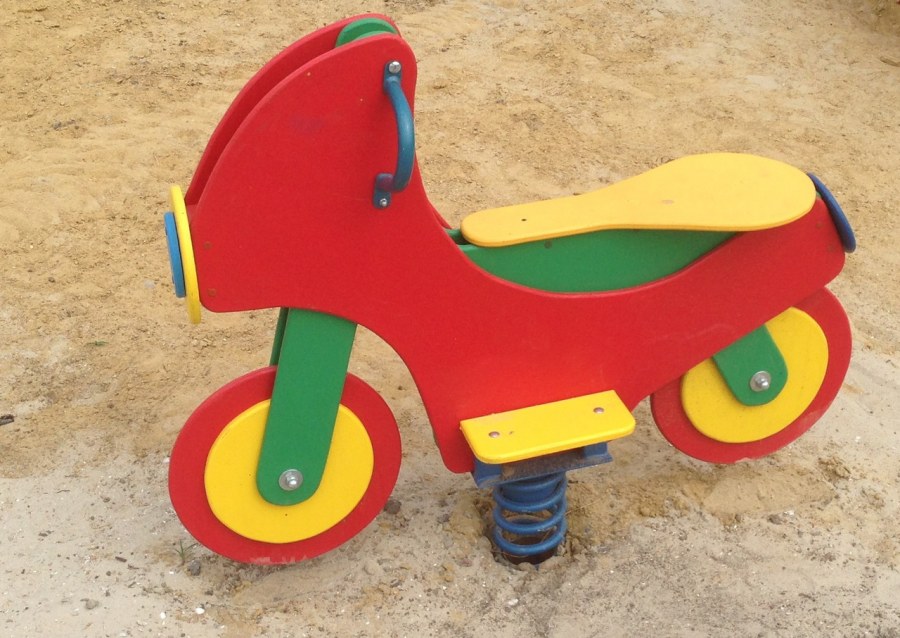 Деревянная машина на детскую площадку