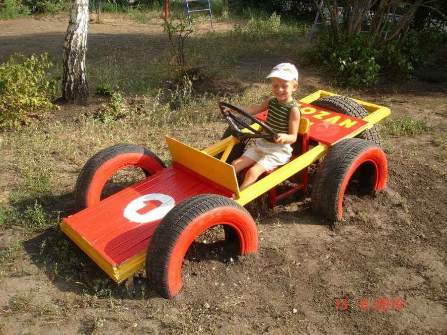 Машинка из колес для детской площадки