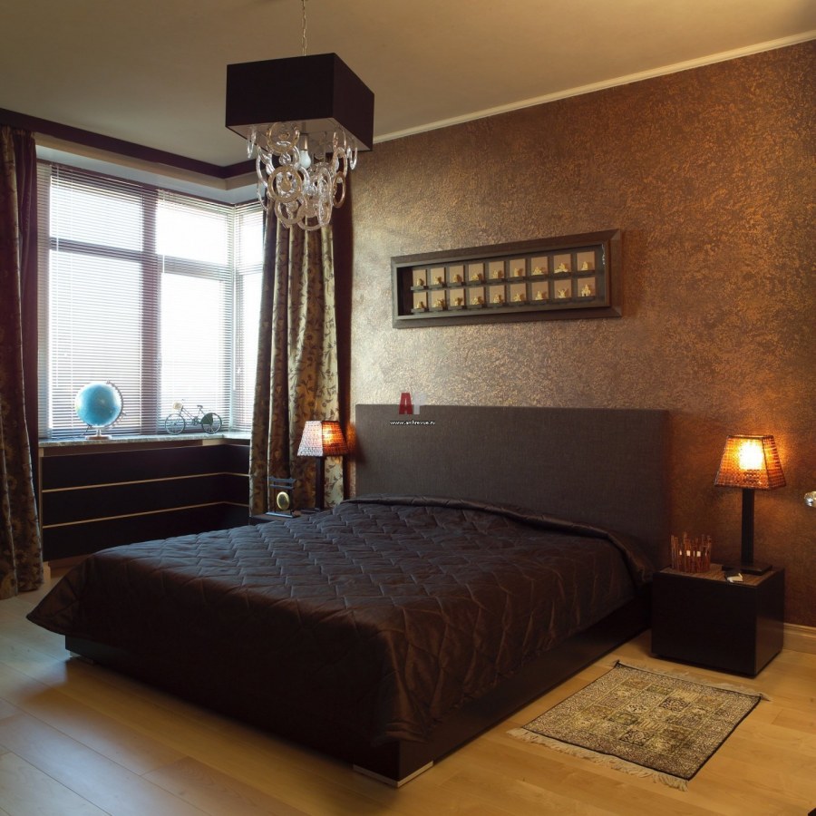 Спальня с темной мебелью