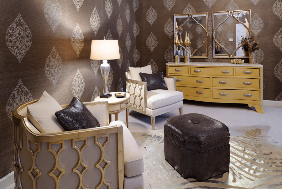 Золотистые обои с ромбами в гостиной