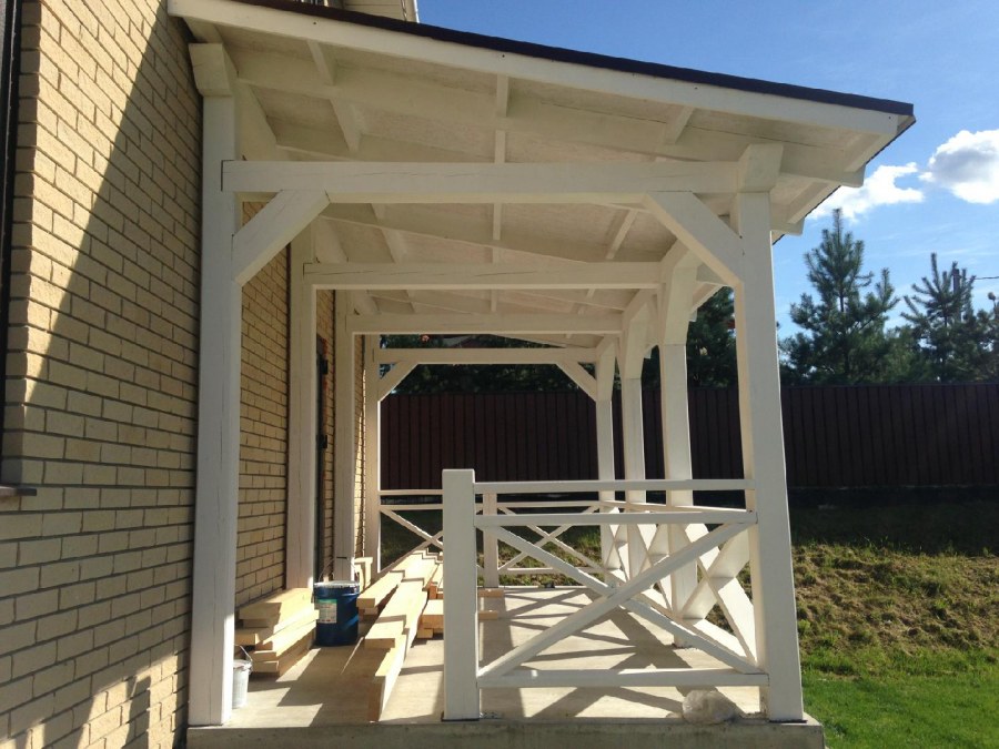 Деревянный навес над крыльцом