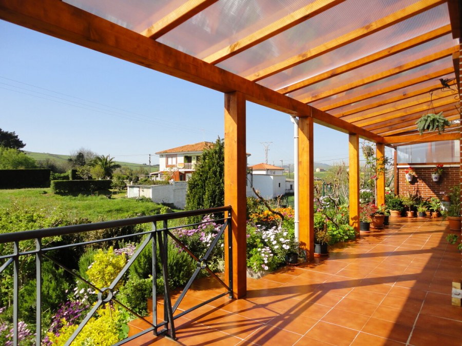 Веранда изподикарбоната