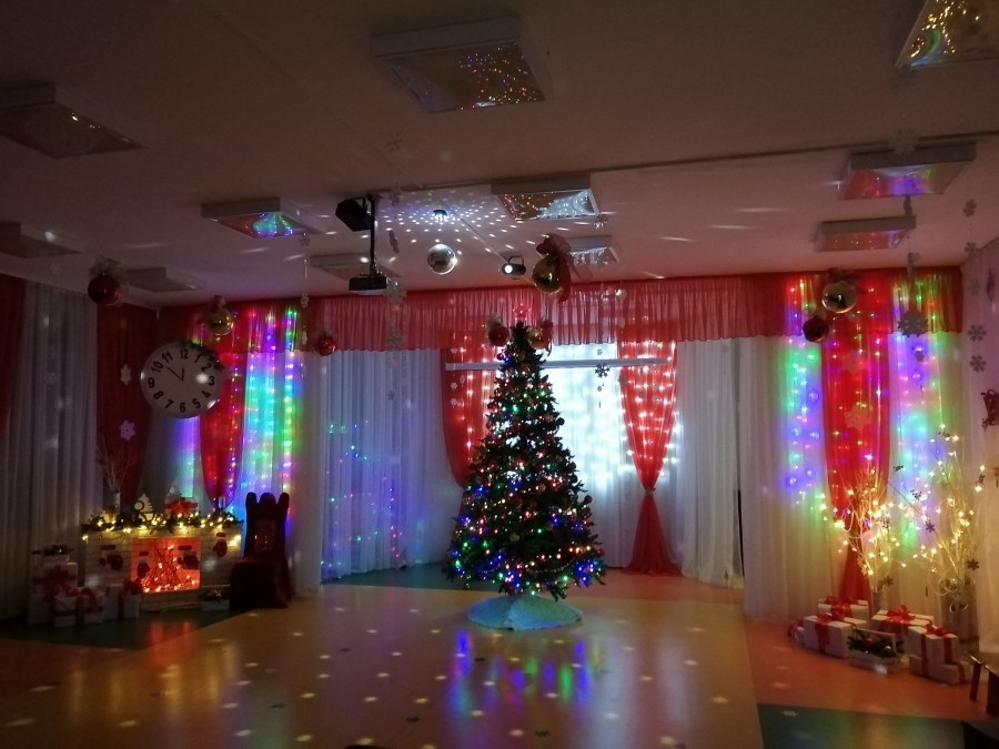 Музыкальный зал елка