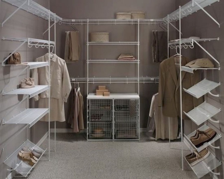 Гардеробная комната с железными полками