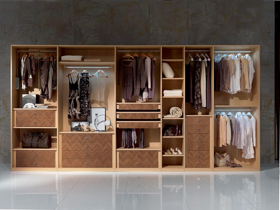 Платяной шкаф внутри