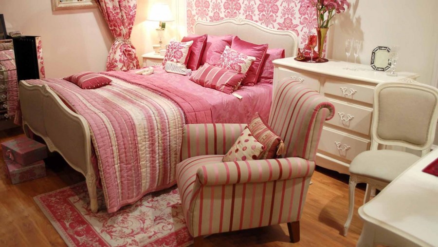 Розовый текстиль в интерьере