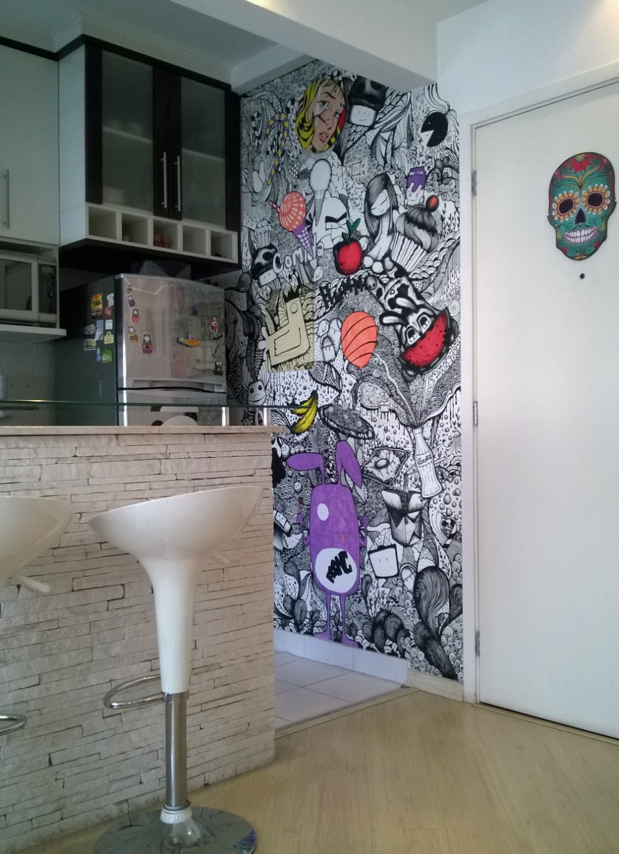 Граффити на стене в интерьере