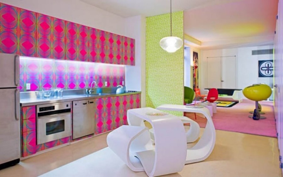 Необычный красочный интерьер кухни