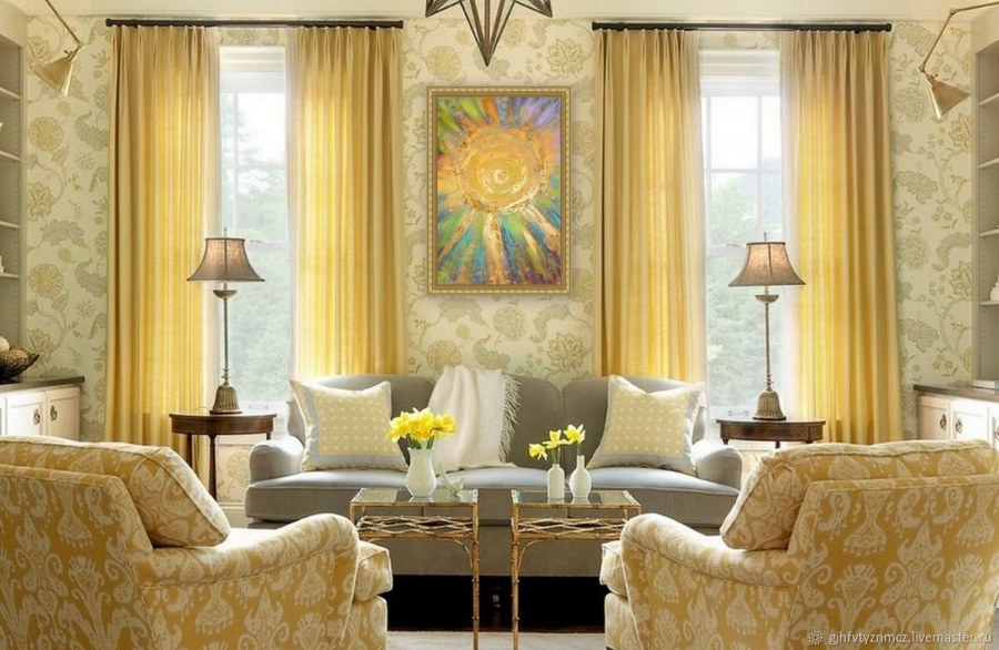 Шторы к золотистым обоям в гостиную