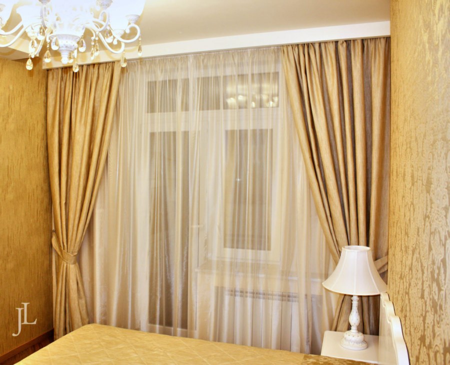 Золотистые шторы в спальню