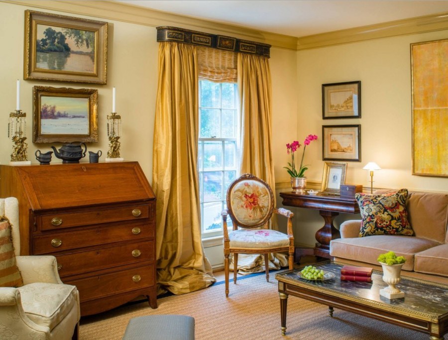 Золотые шторы в интерьере