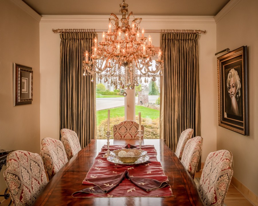 Золотистые шторы в интерьере