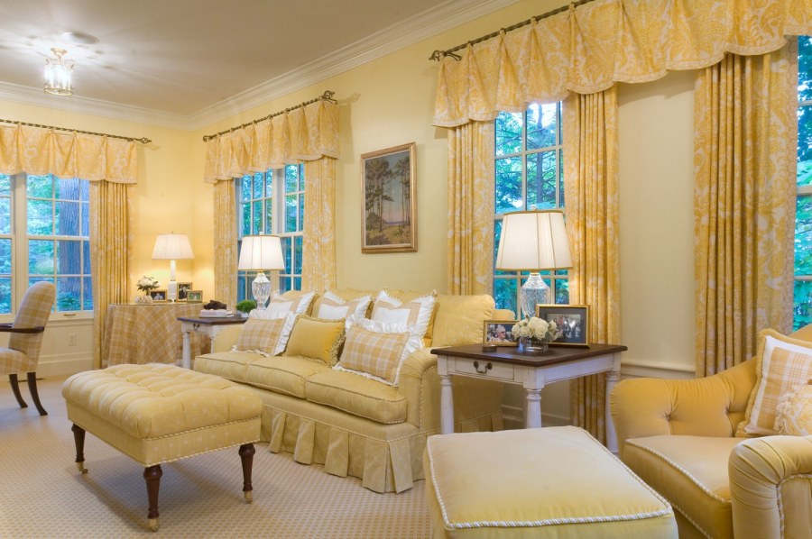 Шторы к желтым стенам