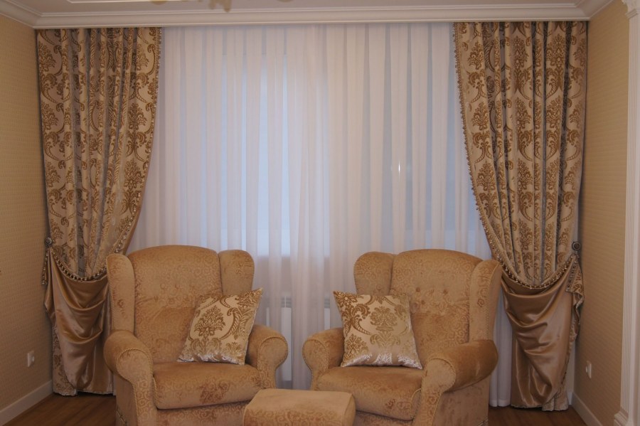 Бежевые гардины в классическую гостиную