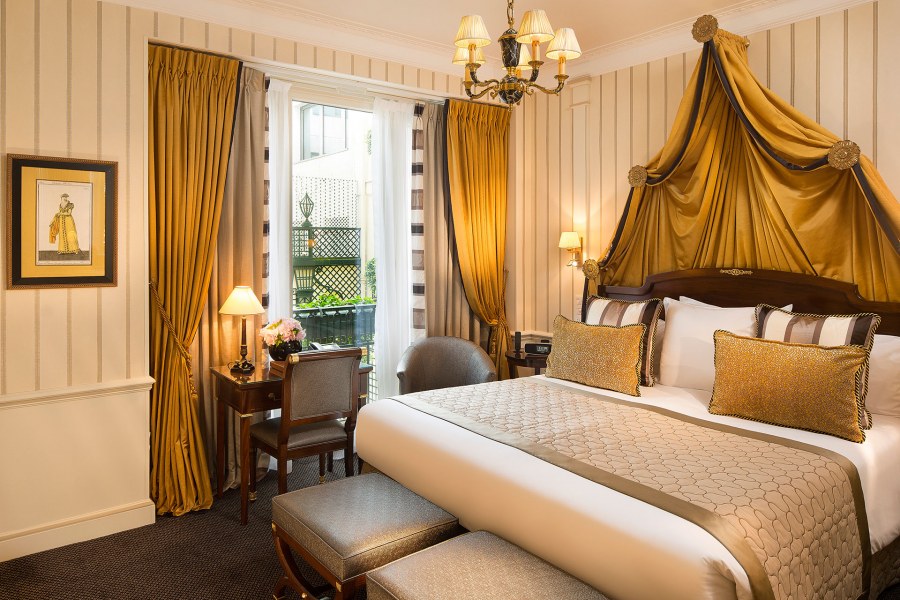 Золотые шторы в интерьере спальни