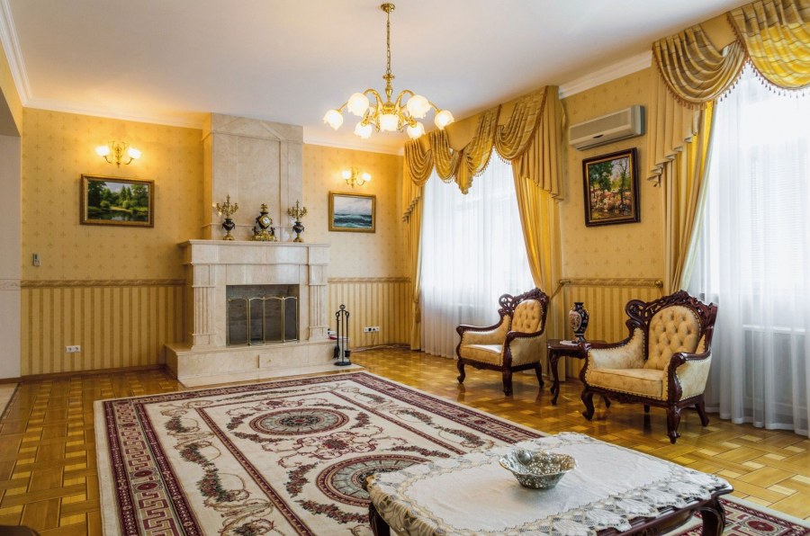 Мятные шторы в интерьере гостиной