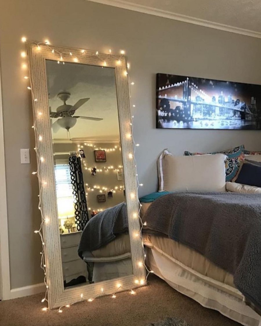 Большое зеркало в спальне