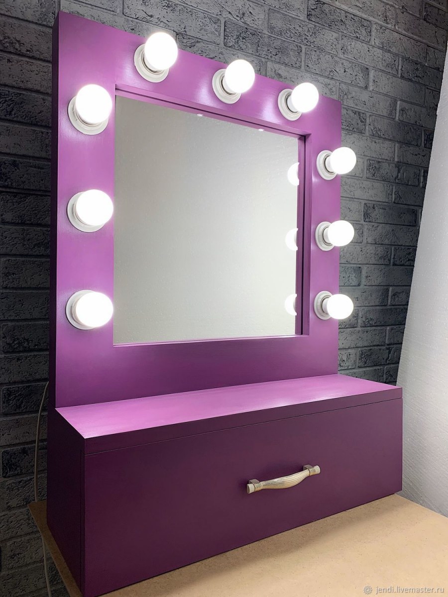 Гримерное зеркало с полкой