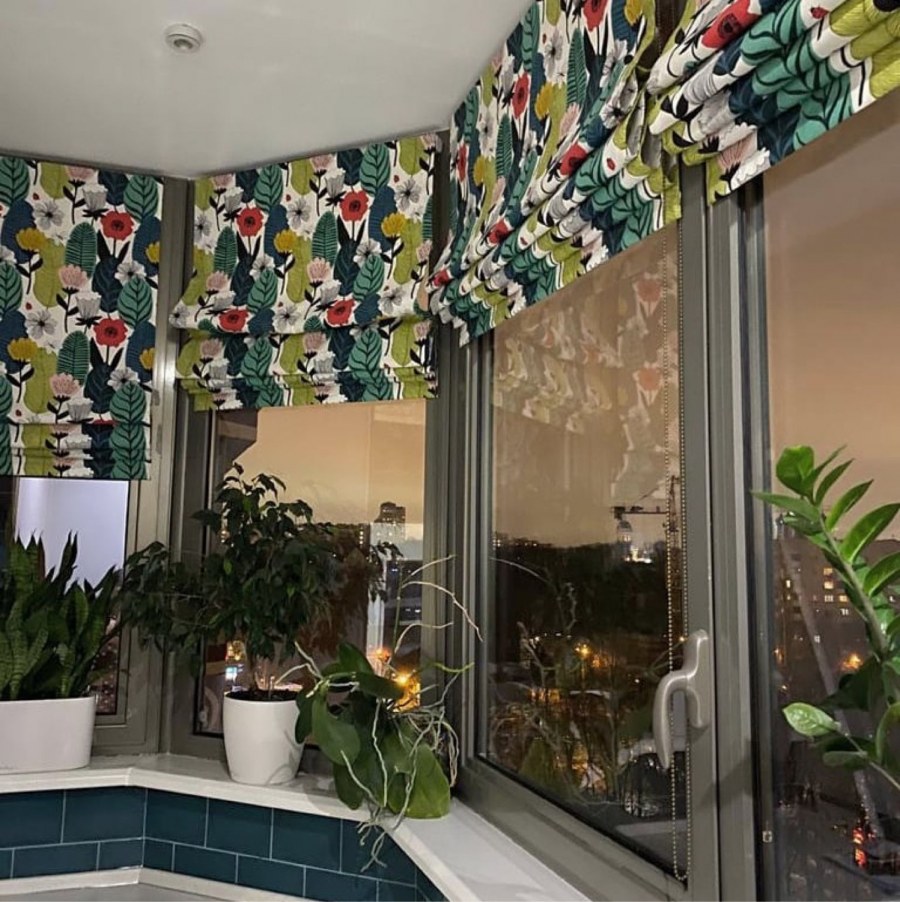 Римские шторы с тропическим принтом